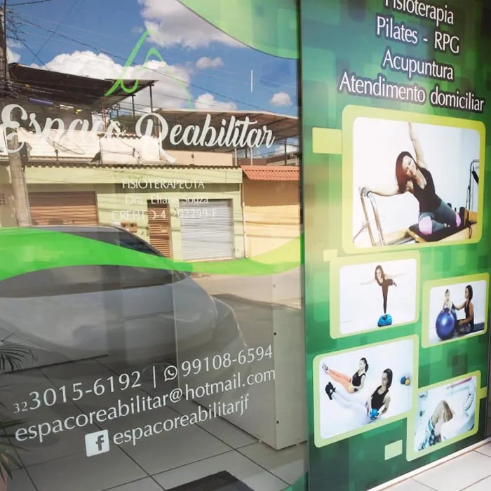 Fachada do Espaço Reabilitar, com a vitrine mostrando os serviços de fisioterapia, pilates, RPG e acupuntura
