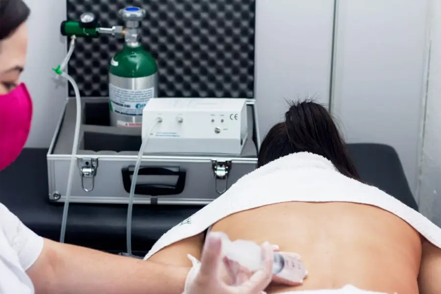 Fisioterapeuta aplicando ozonioterapia