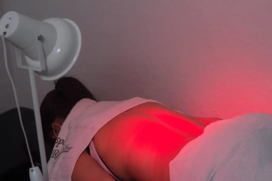 Paciente recebendo terapia com luz infravermelha